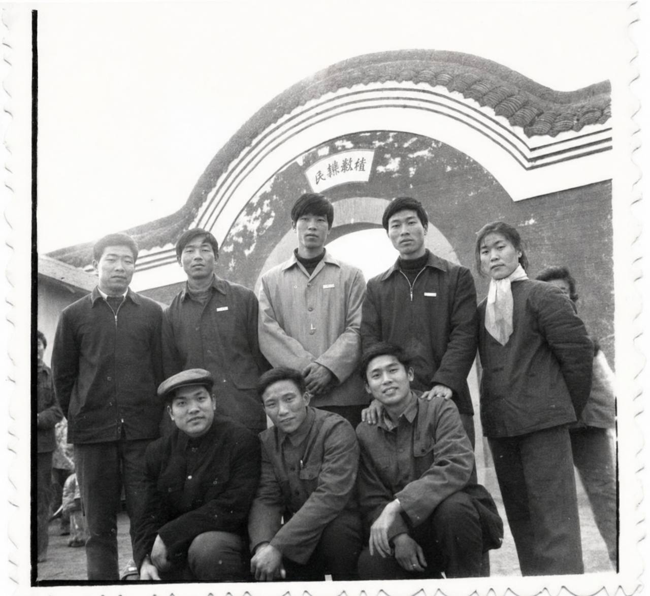 Anqing classmates group photo, Lao Ding bottom right